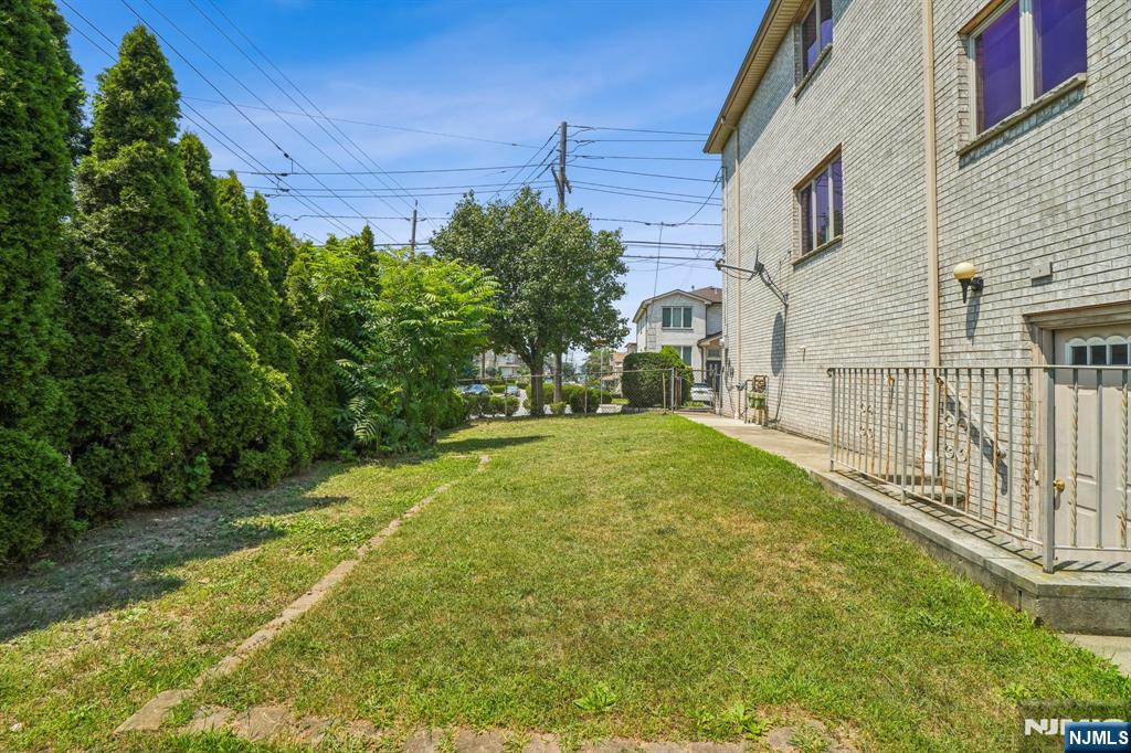 2402 Hammett Avenue