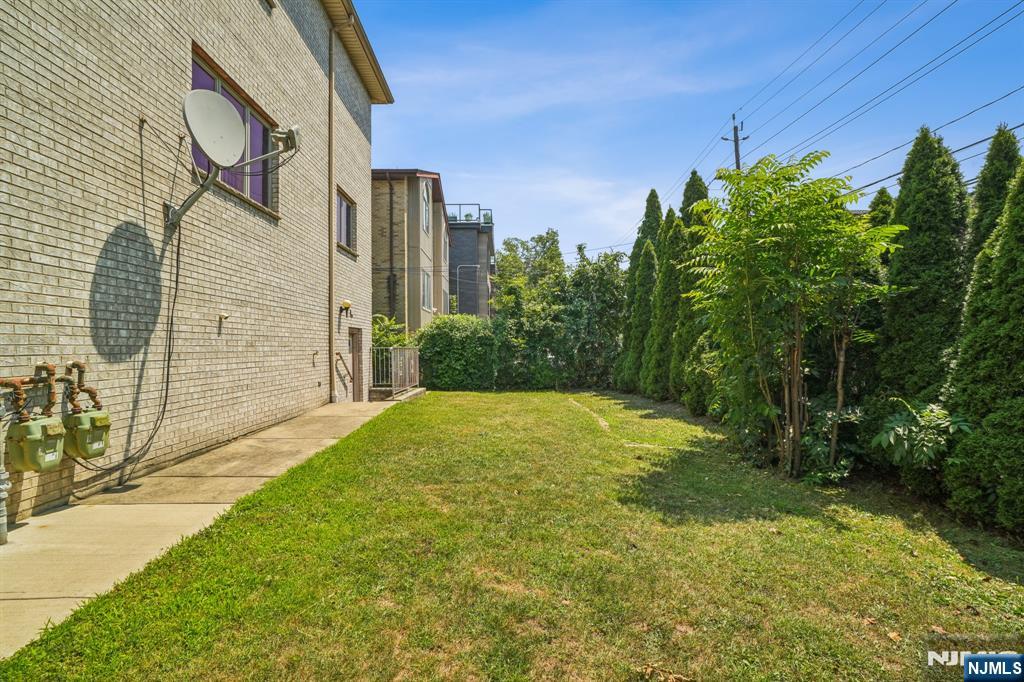 2402 Hammett Avenue