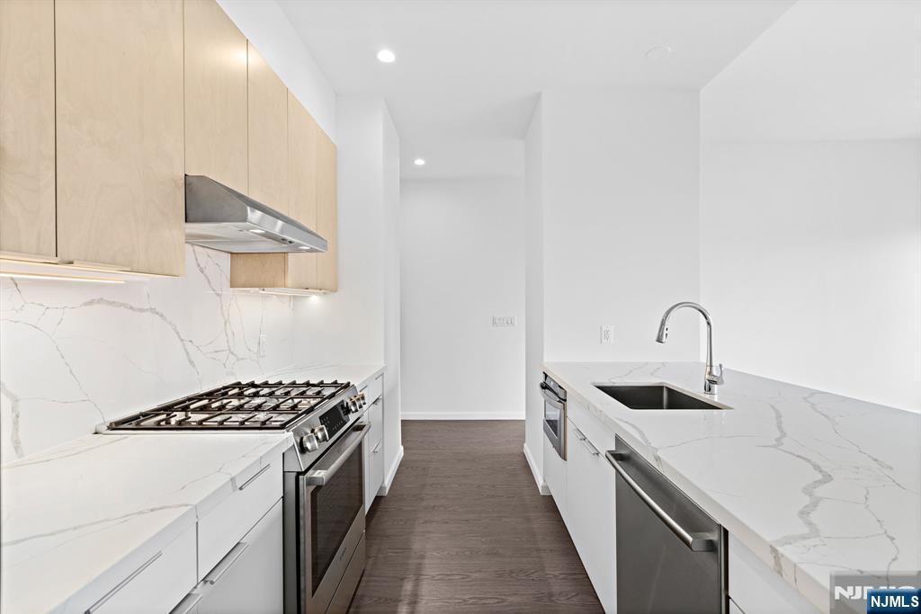 143 Old River Road 501