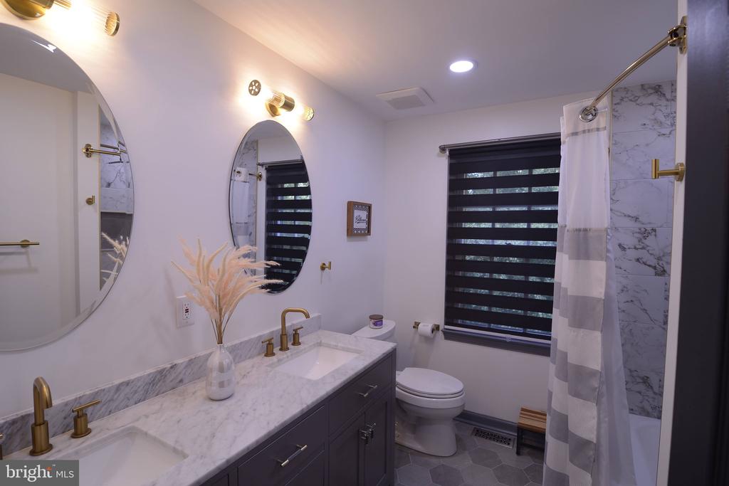 4904 FOREST CREEK COURT