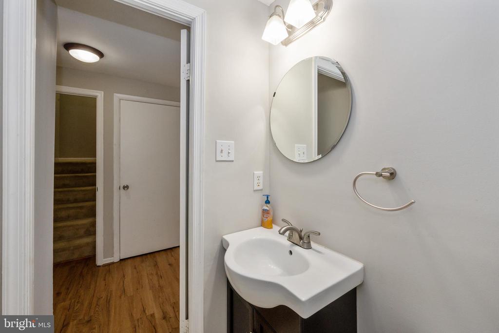 7402 MEADOWLEIGH WAY