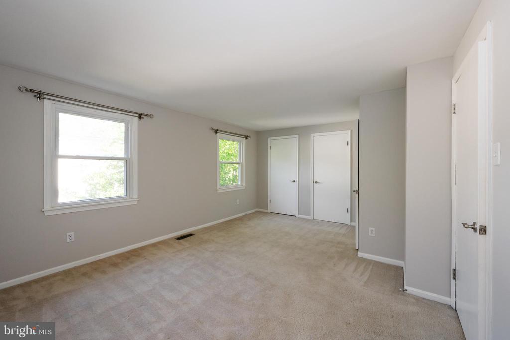 7402 MEADOWLEIGH WAY
