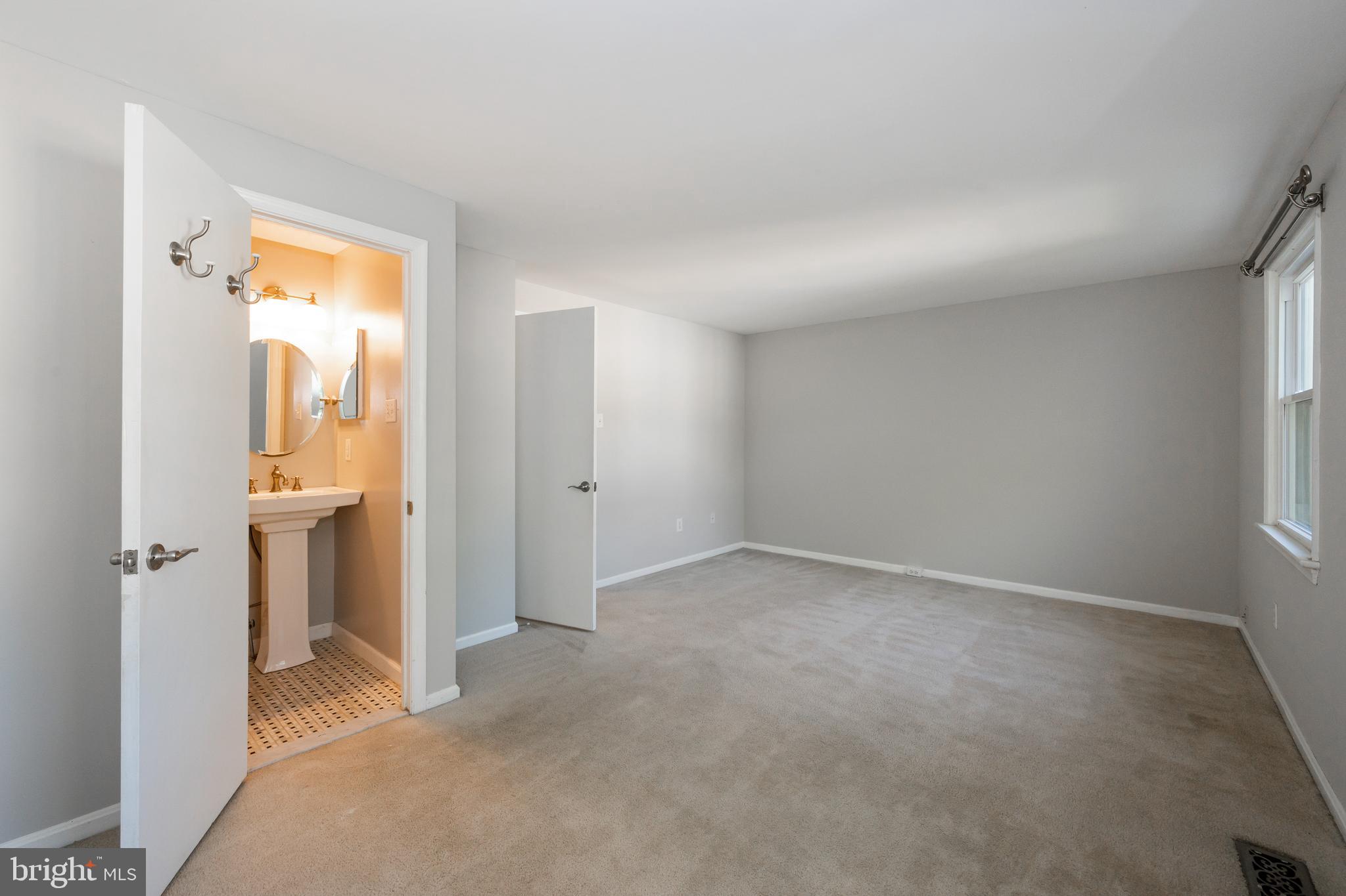 7402 MEADOWLEIGH WAY