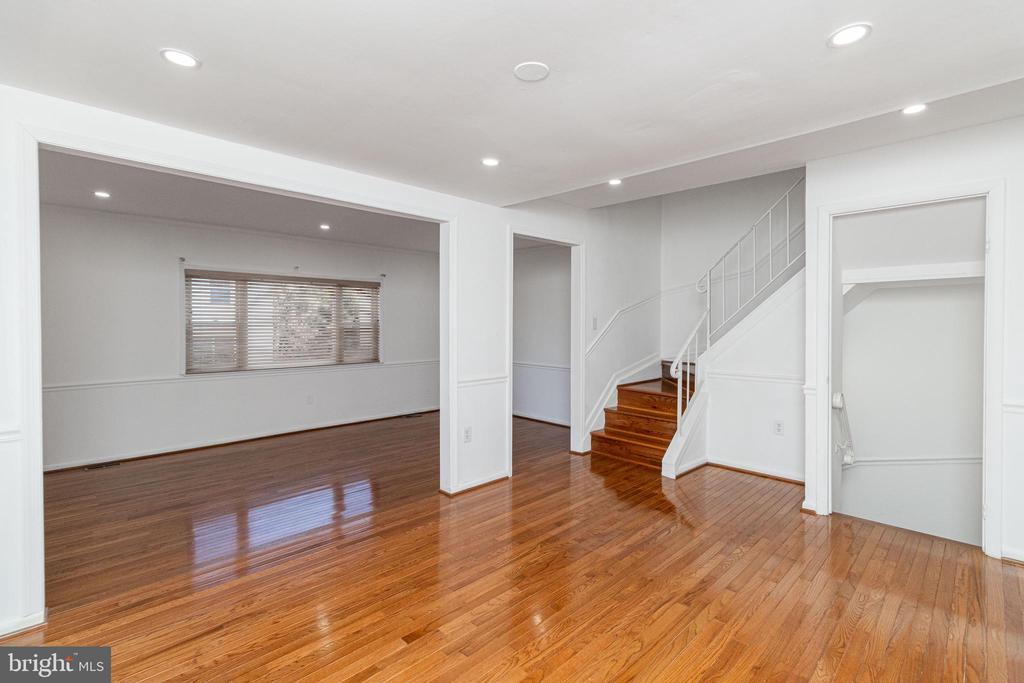 7422 RHONDDA DRIVE