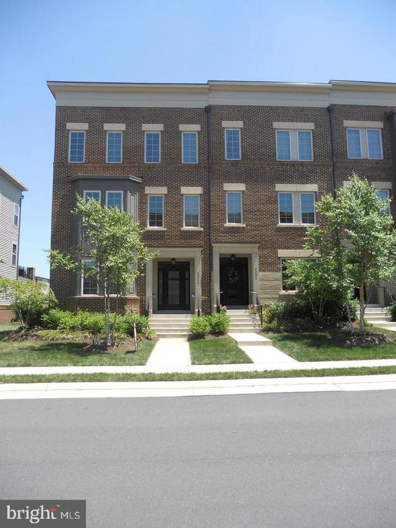 22806 BREEZY HOLLOW DRIVE