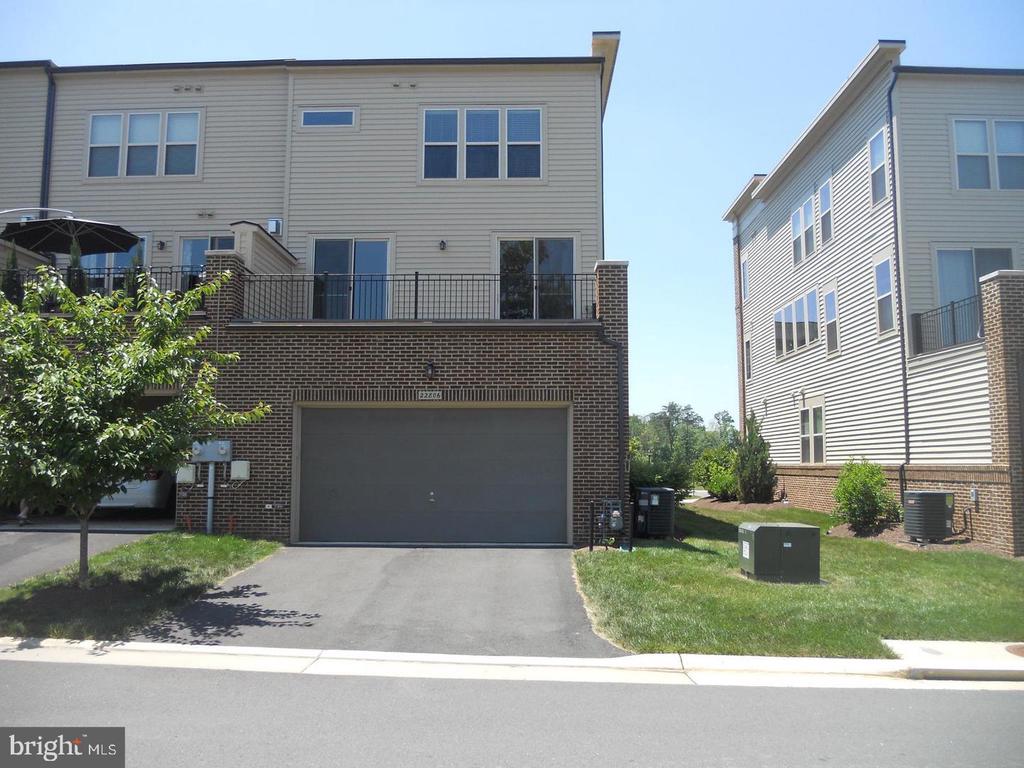 22806 BREEZY HOLLOW DRIVE