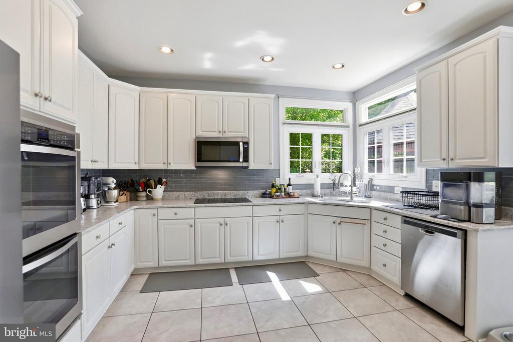 7858 MEADOWGATE DRIVE