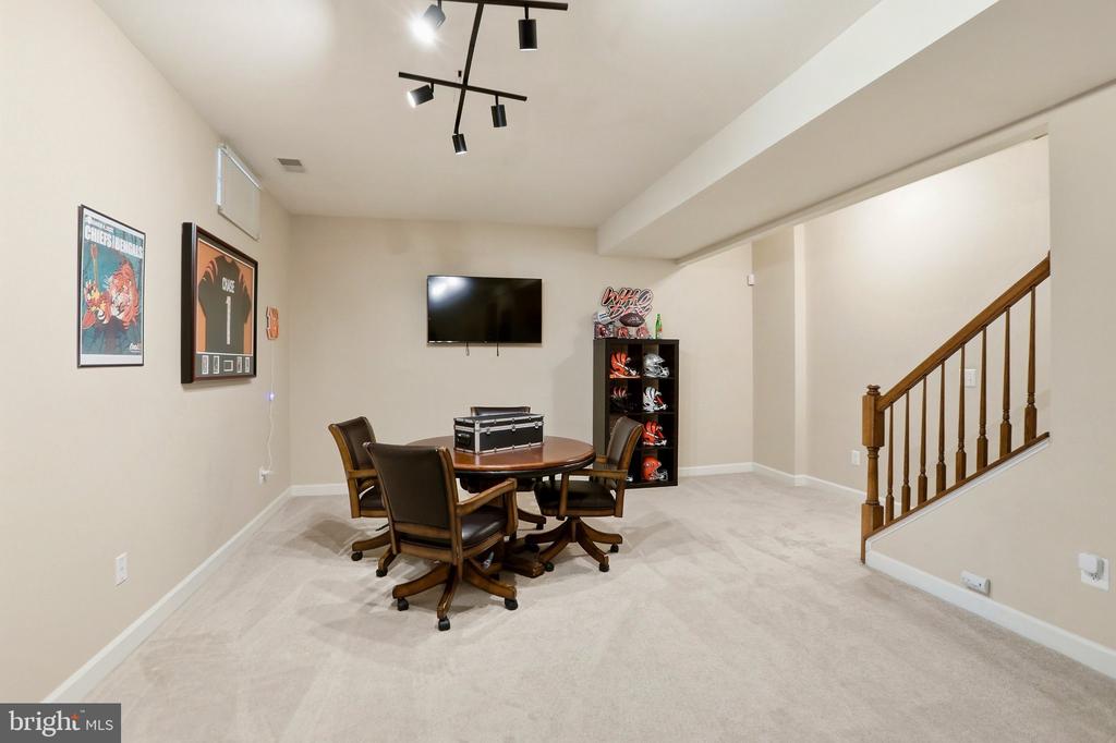 7858 MEADOWGATE DRIVE