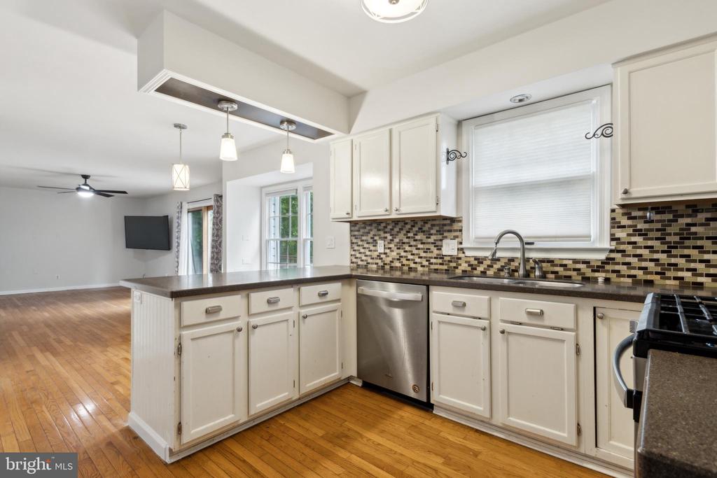6 BANKSTON COURT