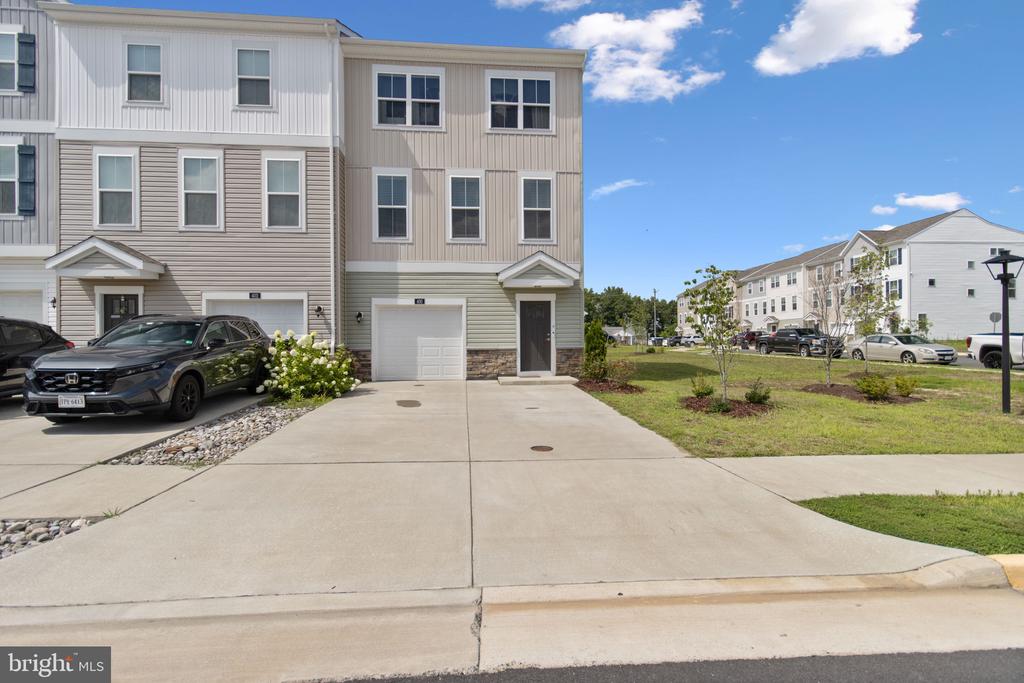 400 HONEYBERRY LANE