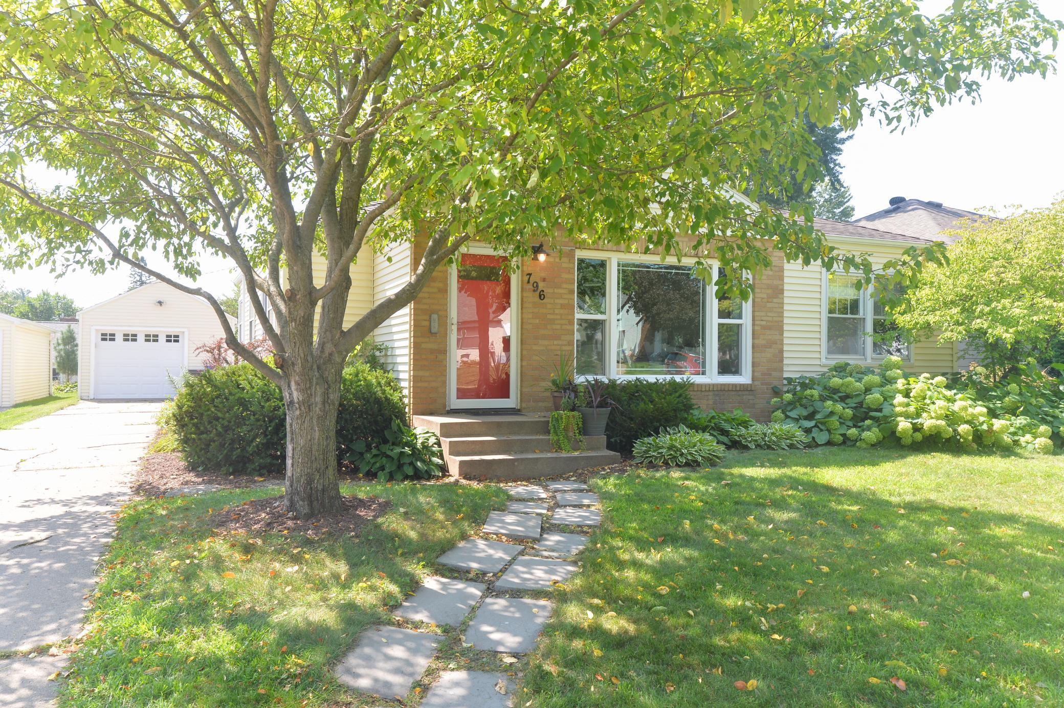 796 Cottage Avenue W