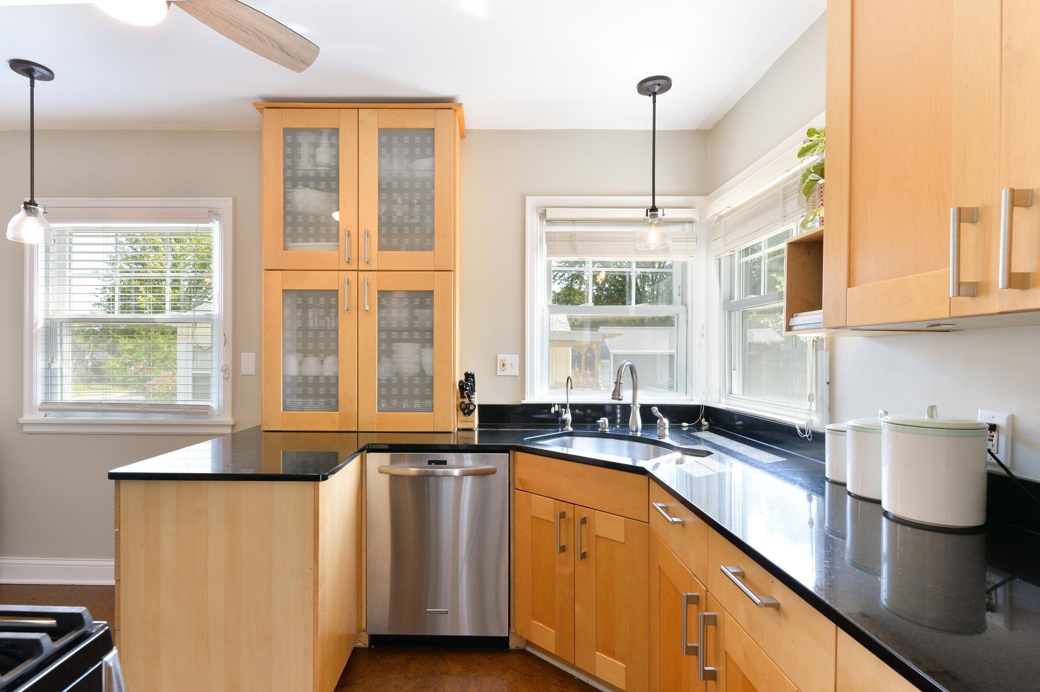 796 Cottage Avenue W