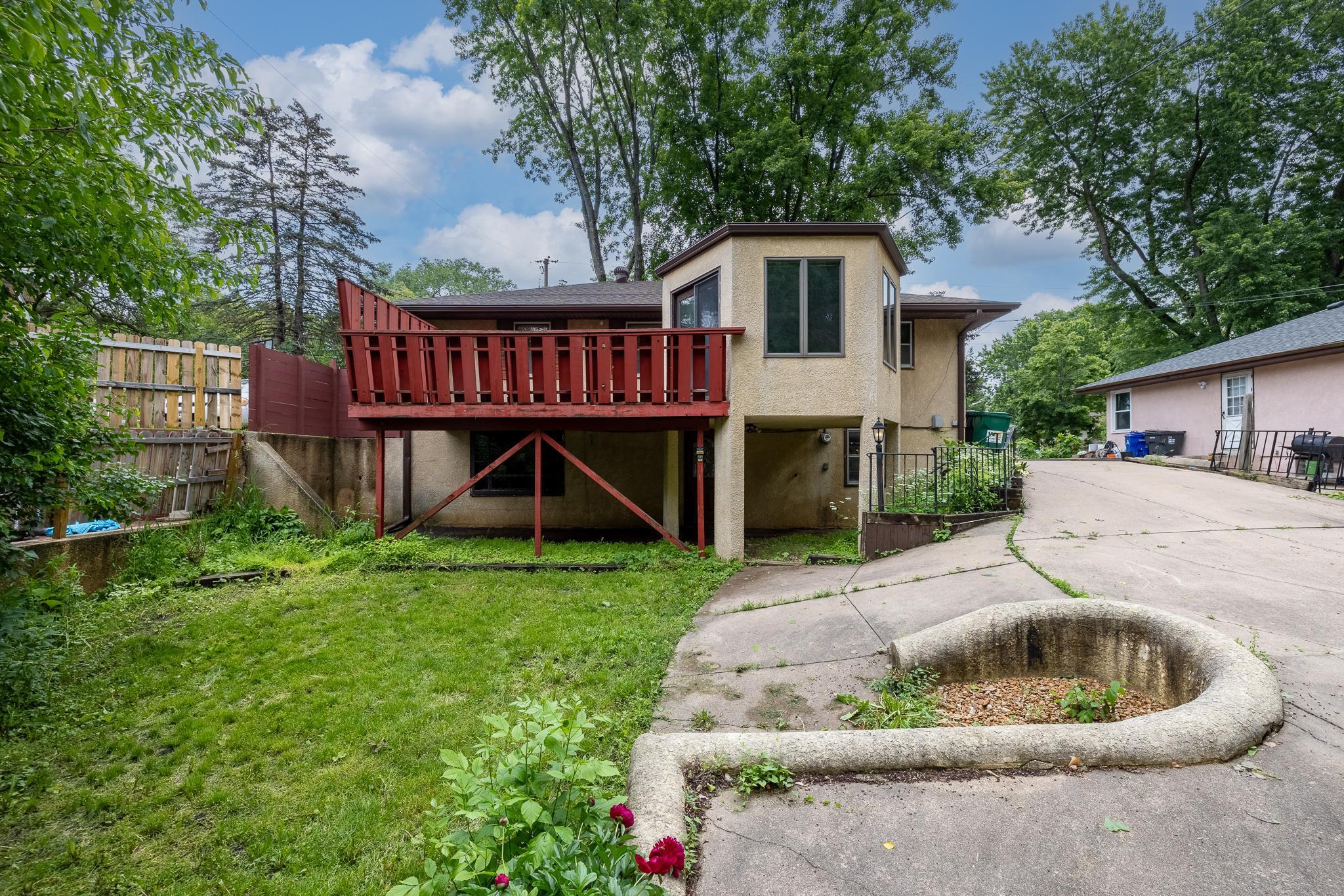 1279 Clarence Street