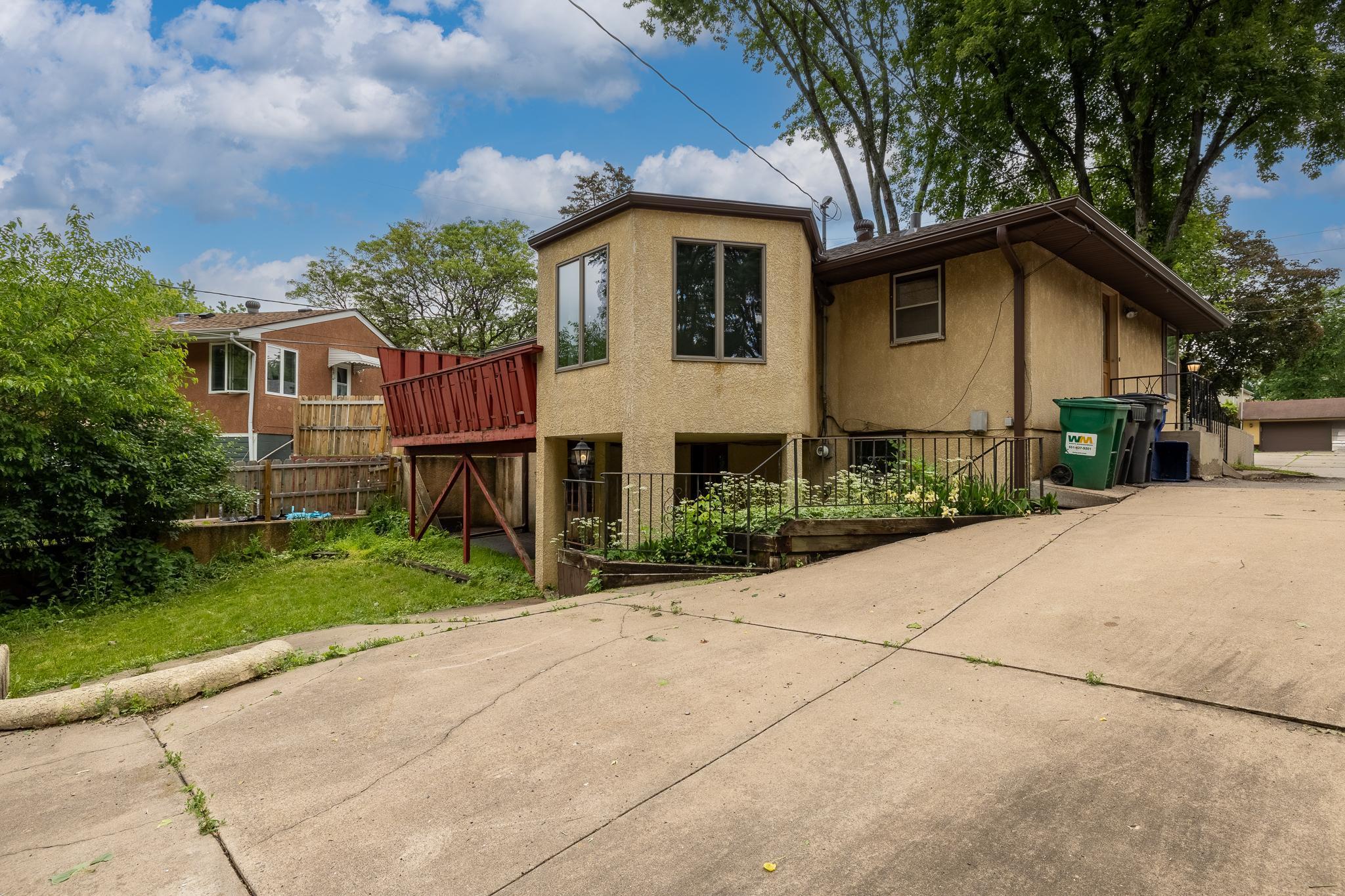 1279 Clarence Street