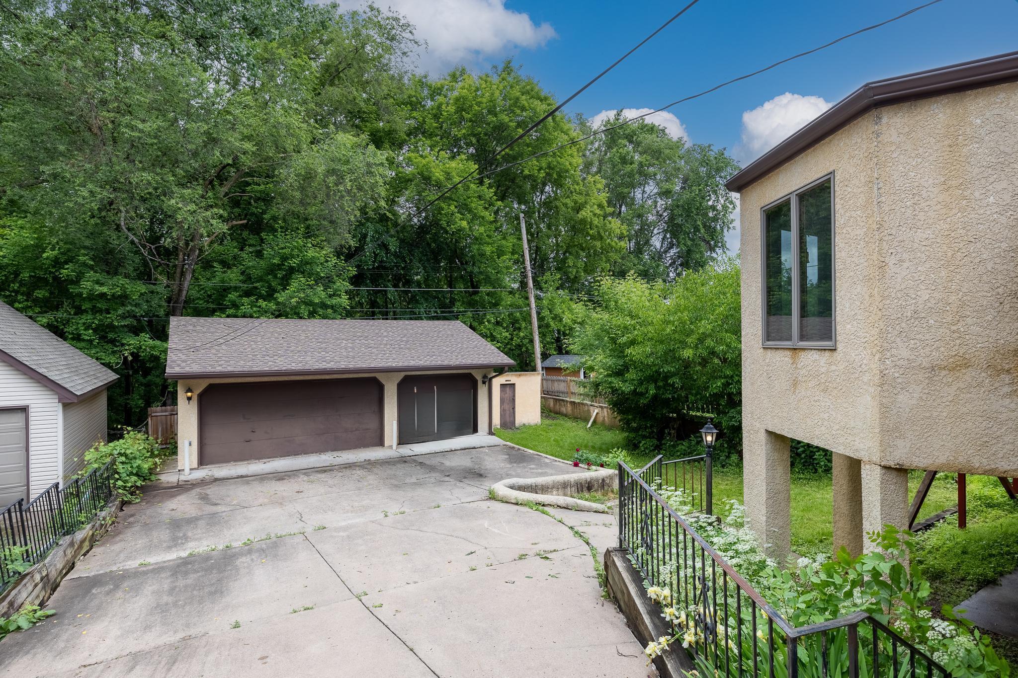 1279 Clarence Street