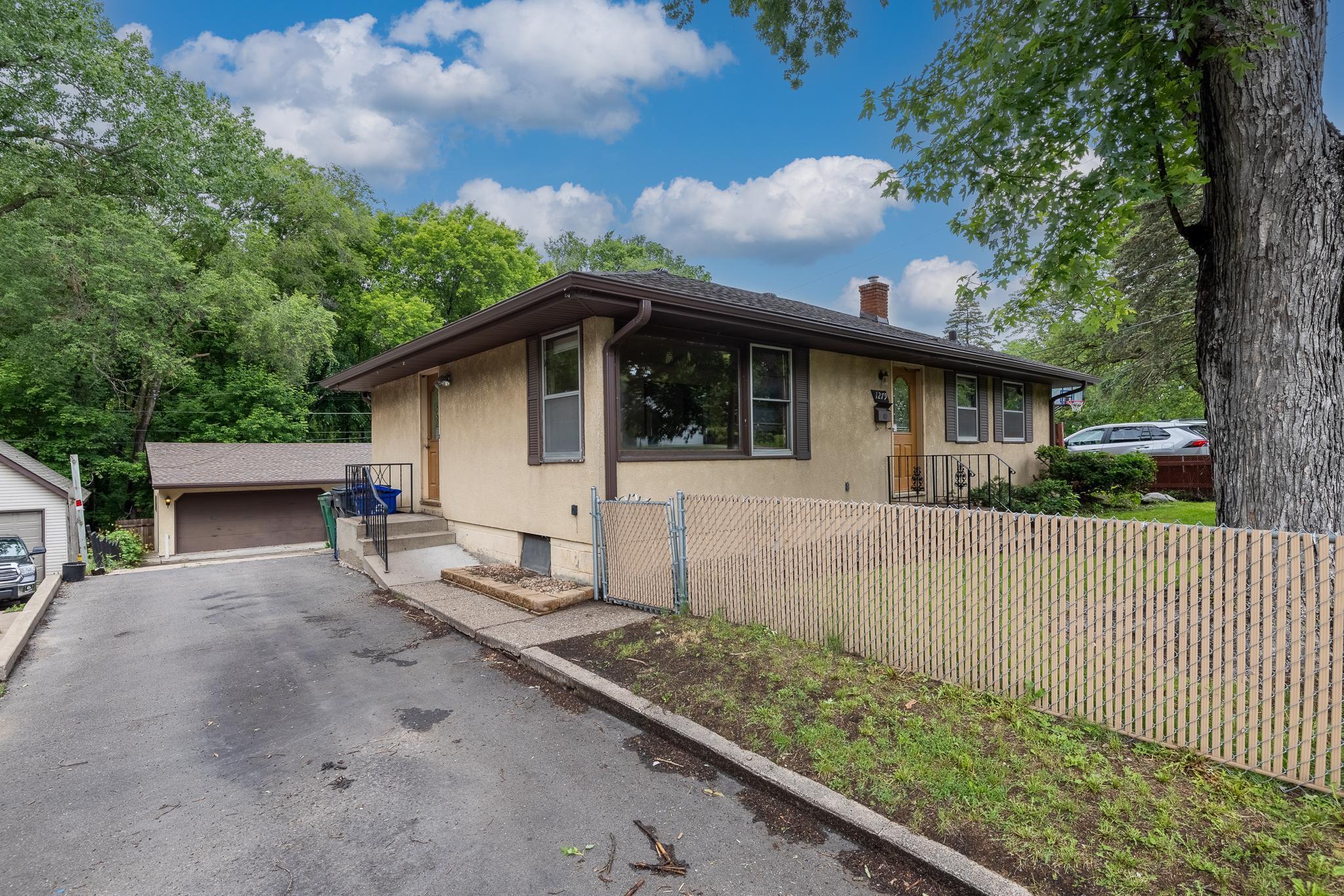 1279 Clarence Street