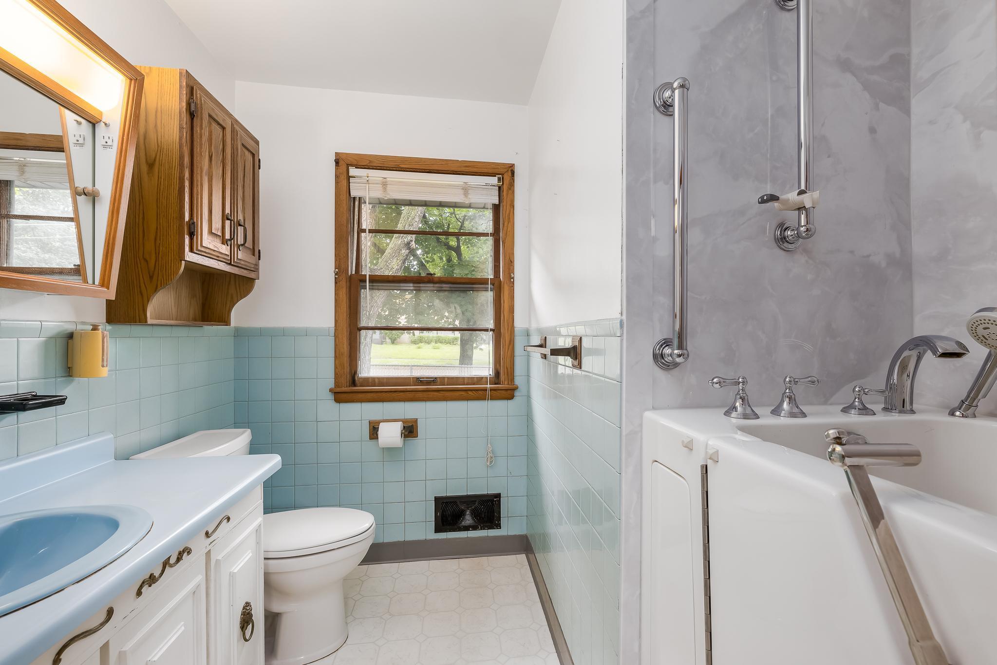 1279 Clarence Street