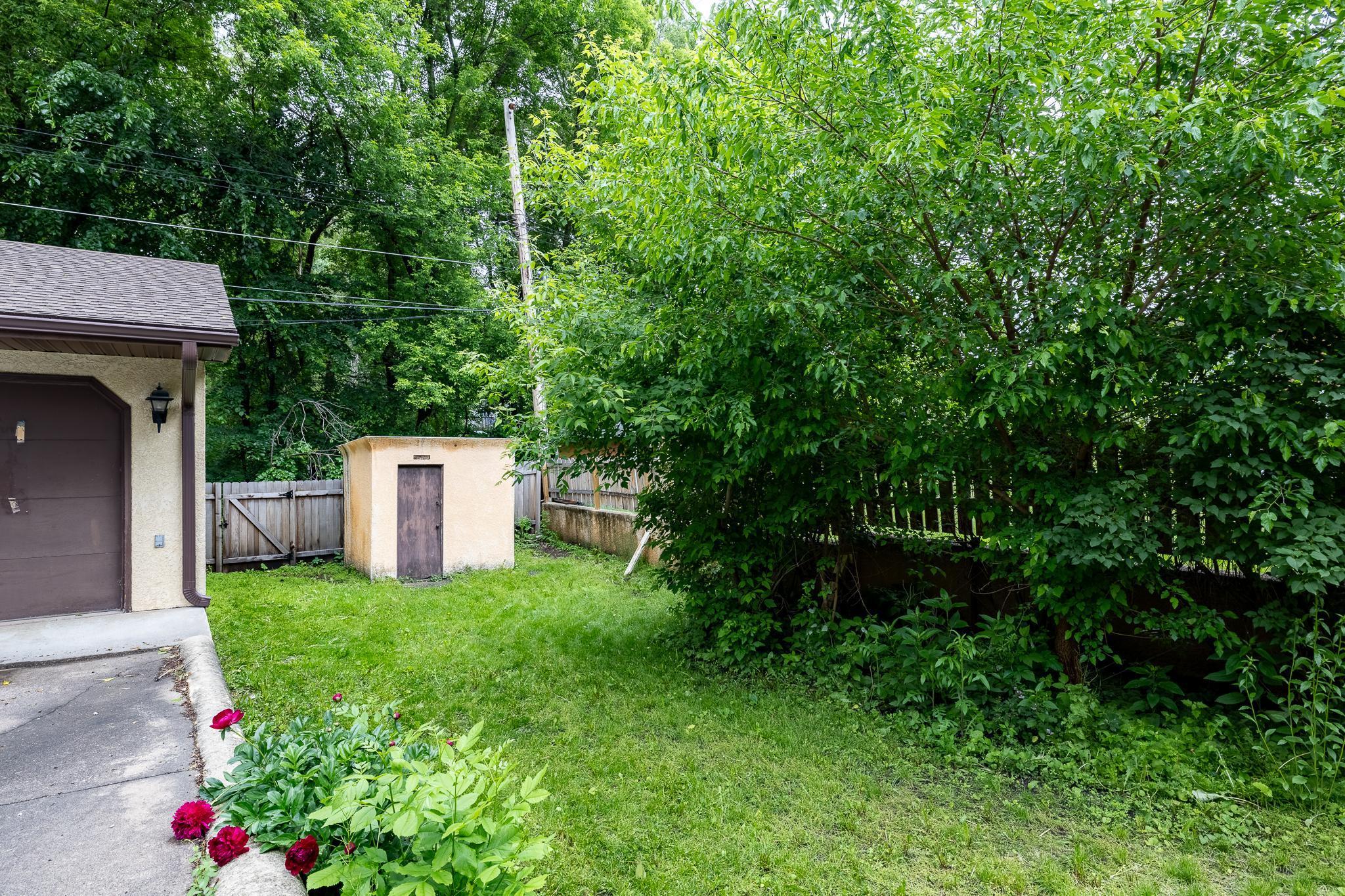 1279 Clarence Street