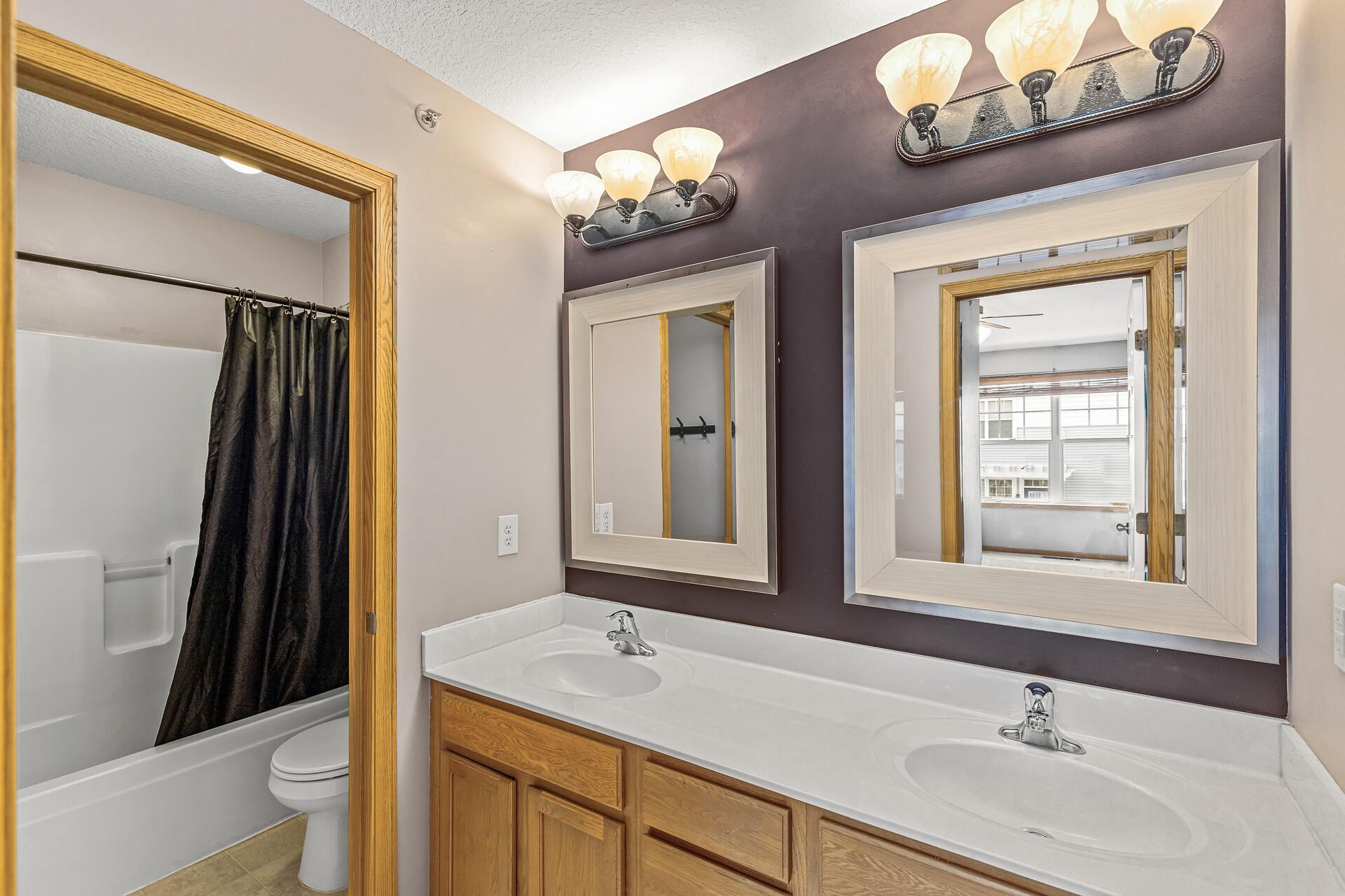 1671 Village Trail E Unit: 2