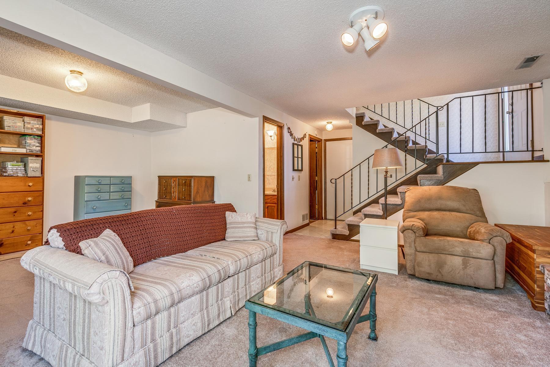 932 Heritage Court W