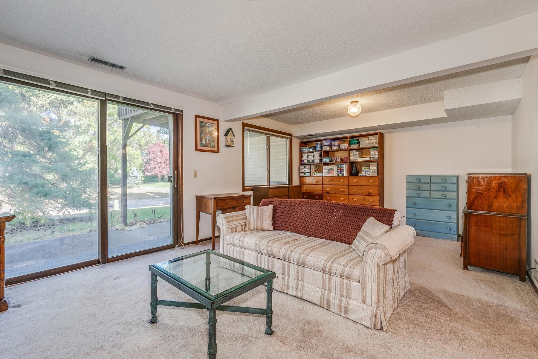 932 Heritage Court W