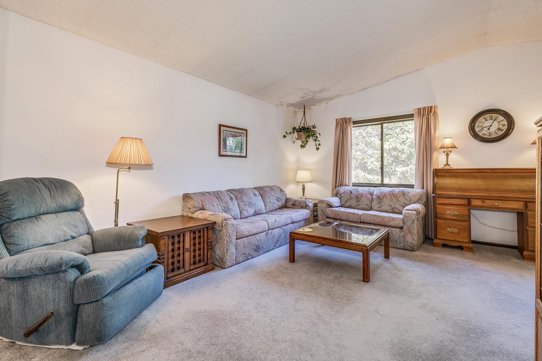 932 Heritage Court W