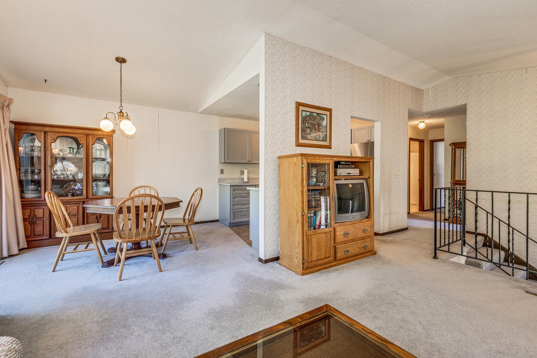 932 Heritage Court W