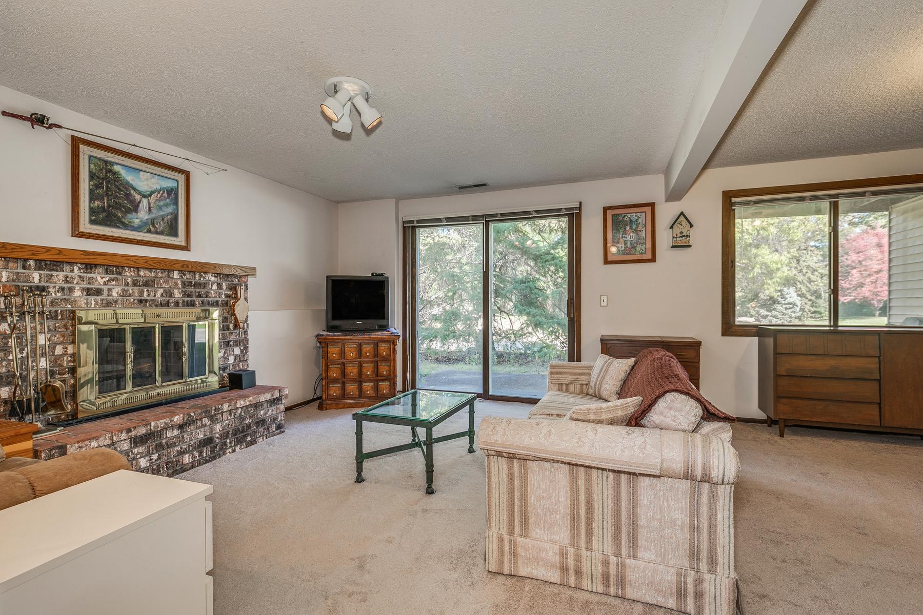 932 Heritage Court W