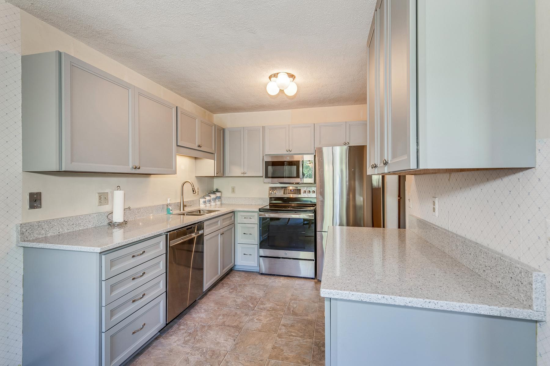 932 Heritage Court W