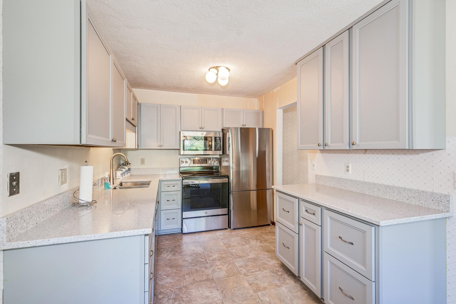 932 Heritage Court W