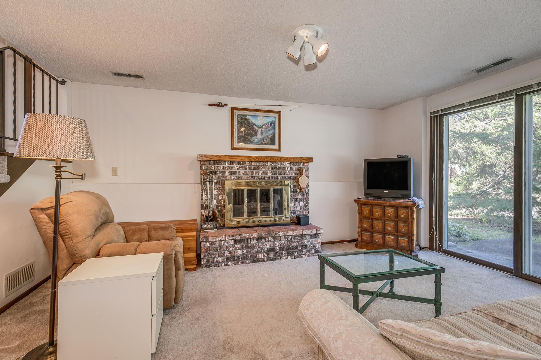 932 Heritage Court W