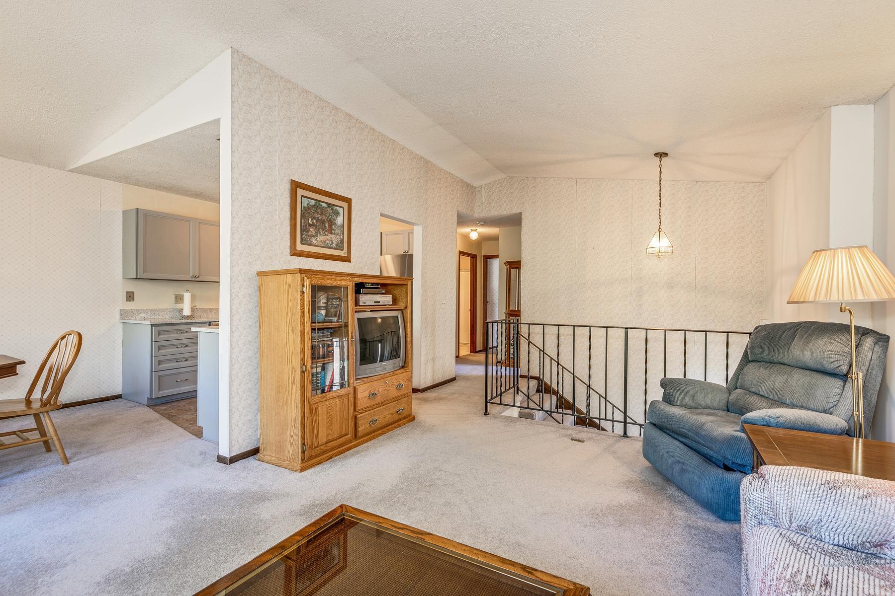 932 Heritage Court W