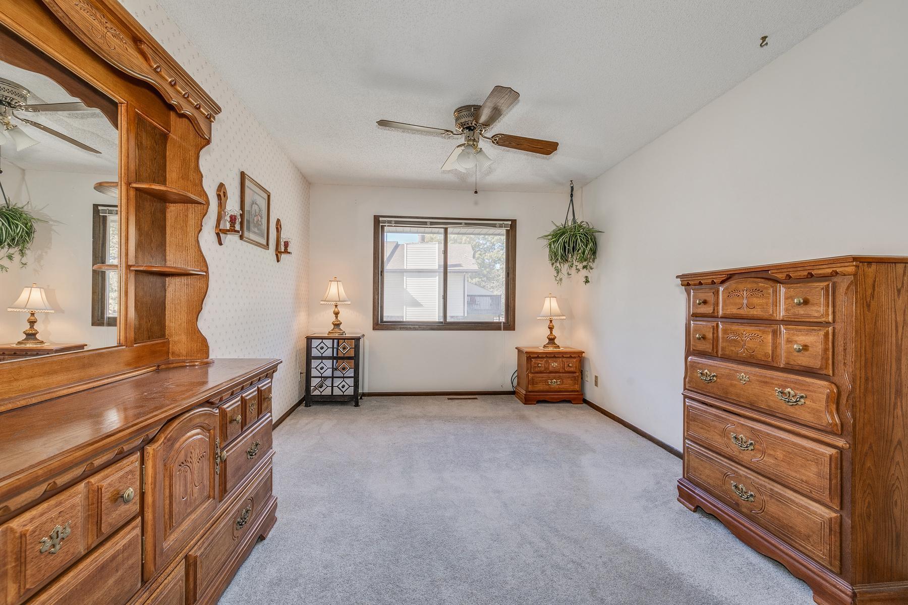 932 Heritage Court W