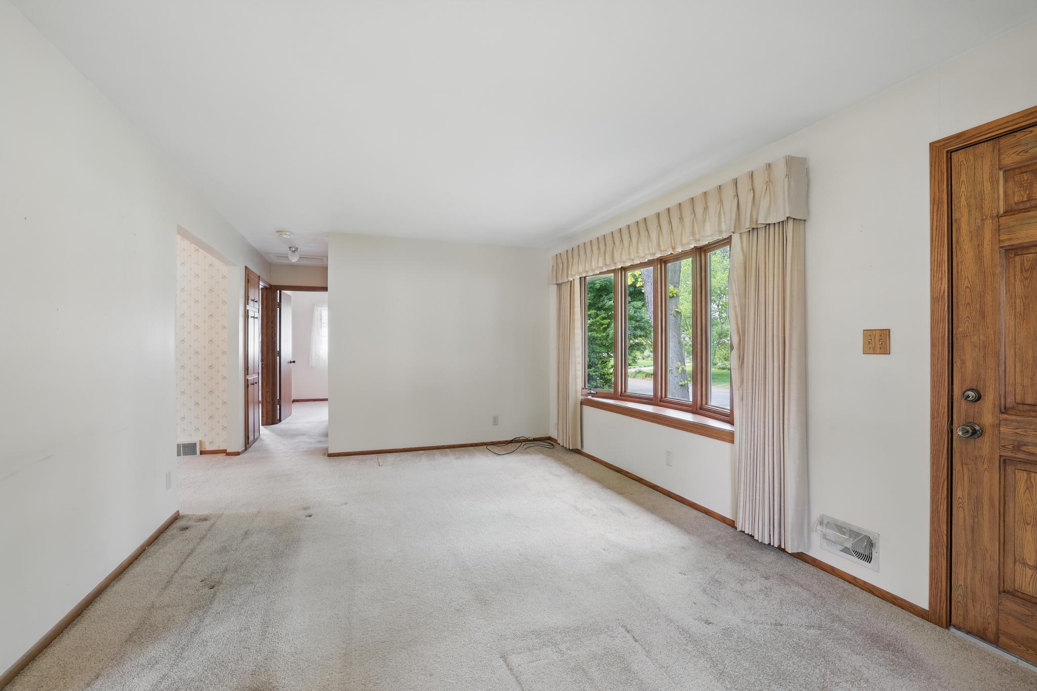 6943 Upper 5th Street N