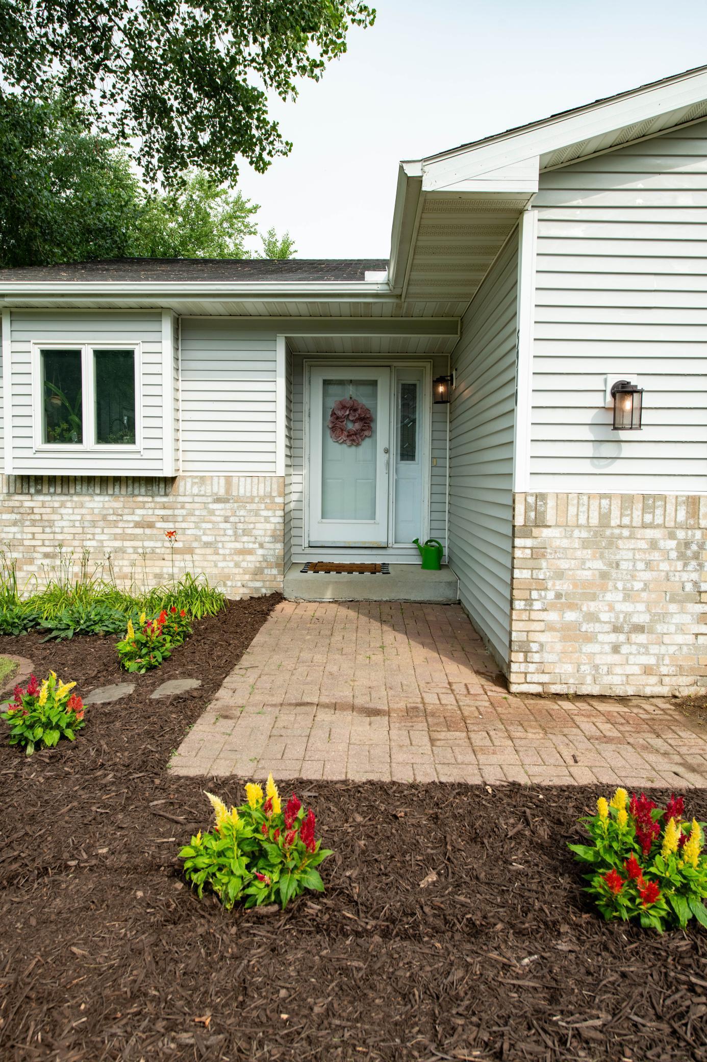 5910 Pineview Lane N