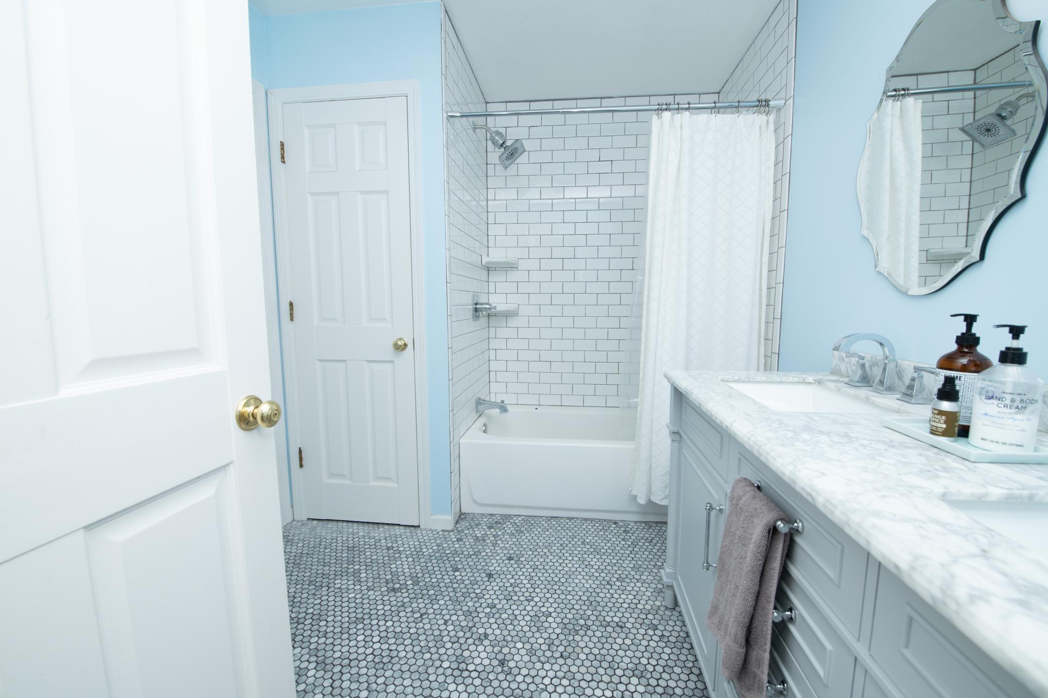 5910 Pineview Lane N