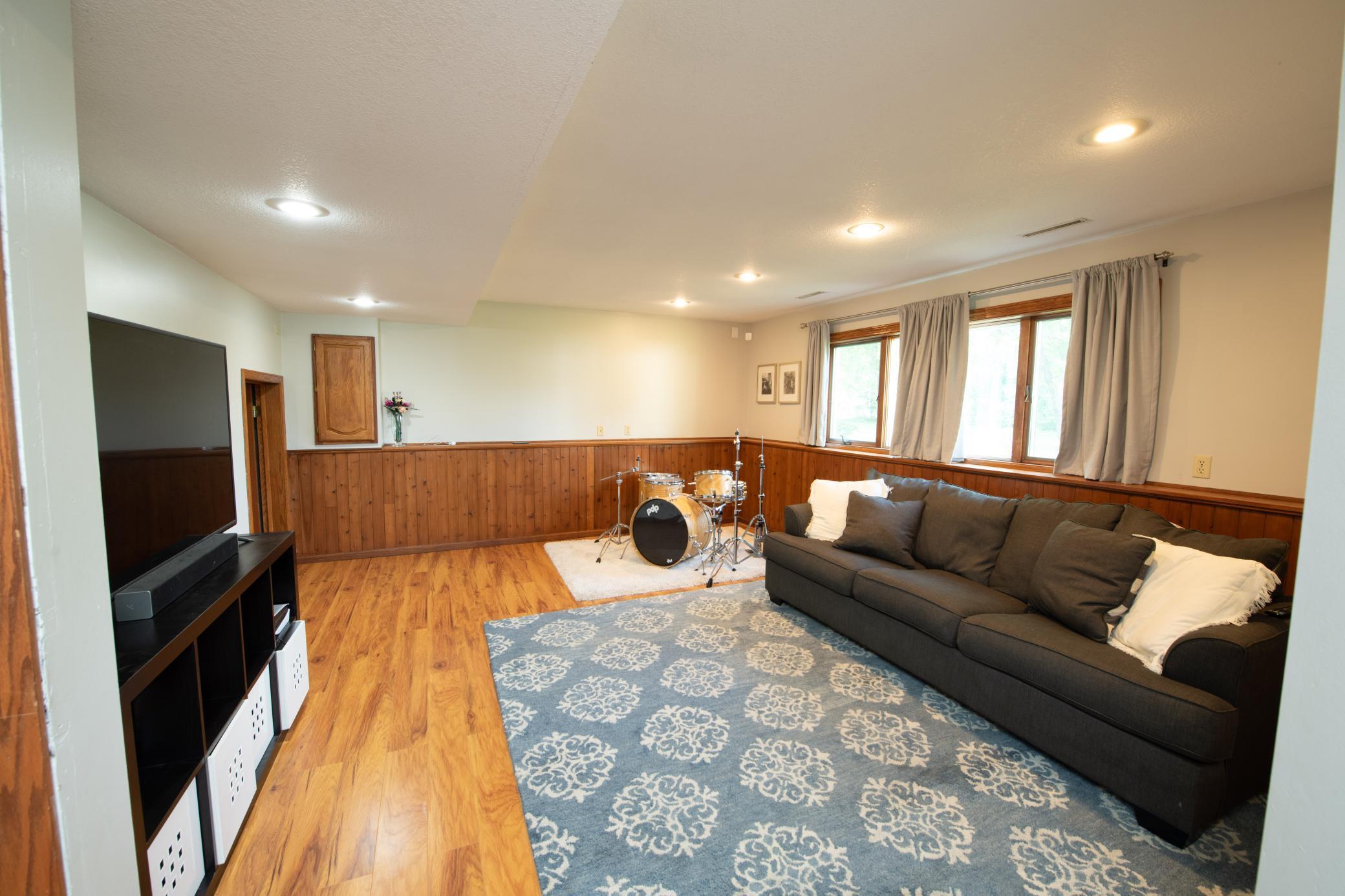 5910 Pineview Lane N