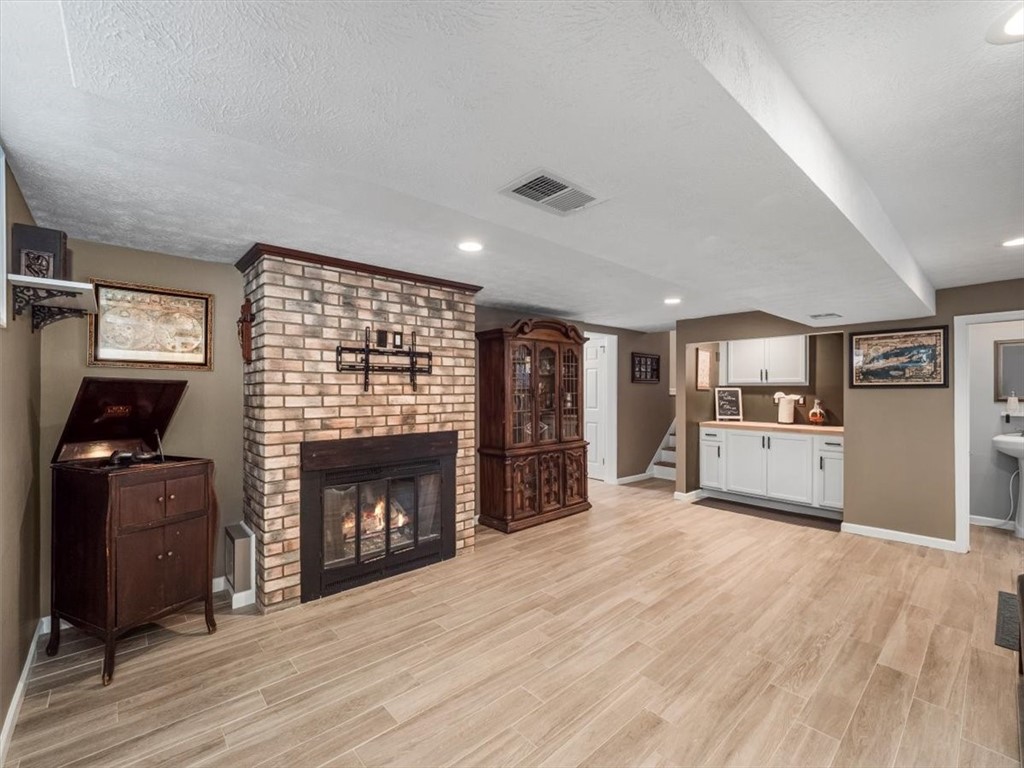 155 W Woodland Dr