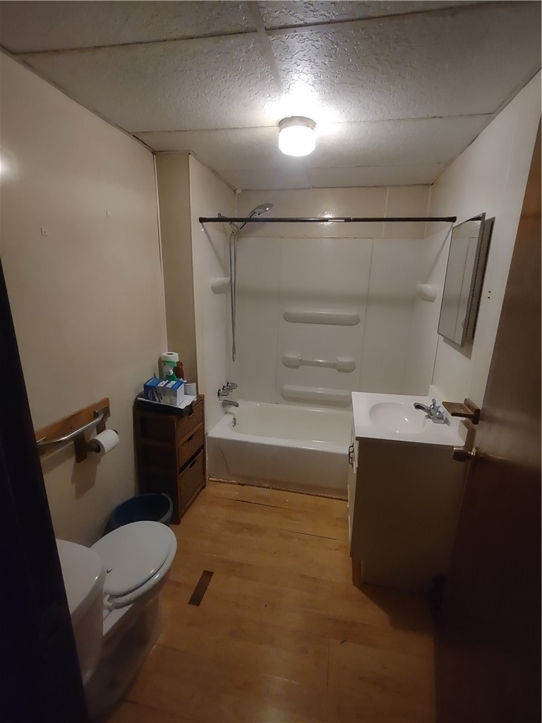 721-723-725 Lawrence Ave