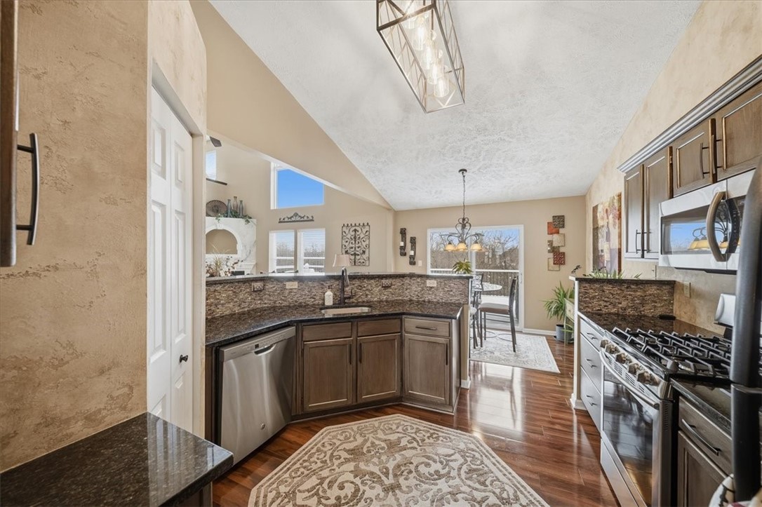 140 Cedar Ridge Dr