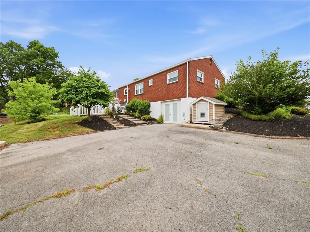 110 Crest Dr