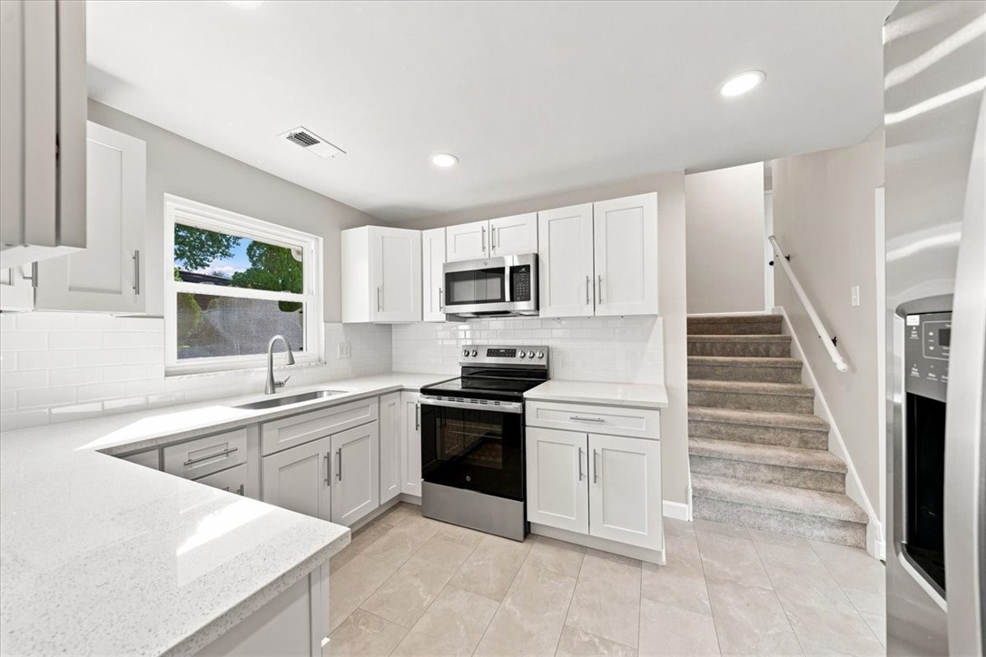 1106 Fairlane Dr
