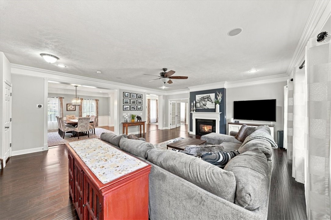 438 White Pine Ln