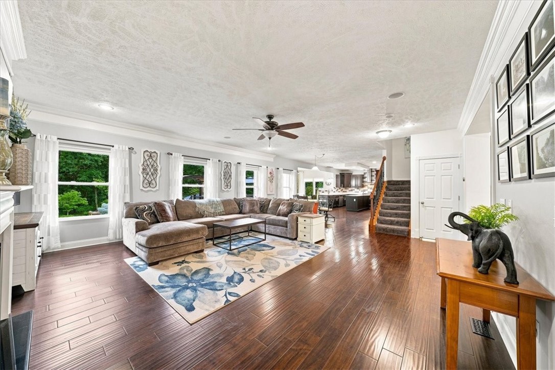 438 White Pine Ln