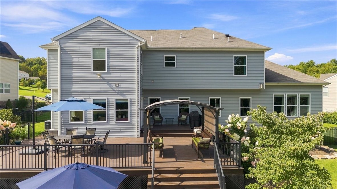 438 White Pine Ln