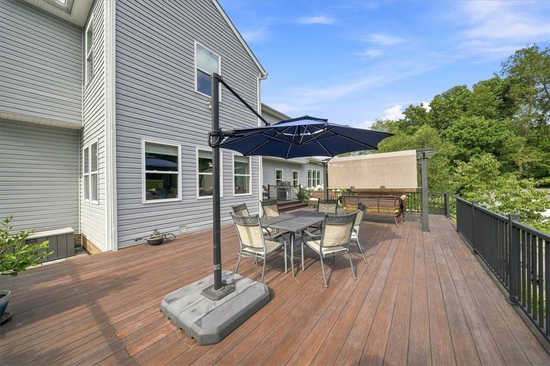 438 White Pine Ln