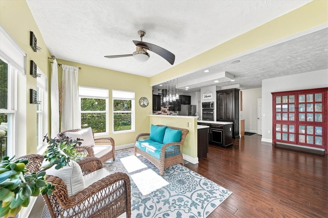 438 White Pine Ln