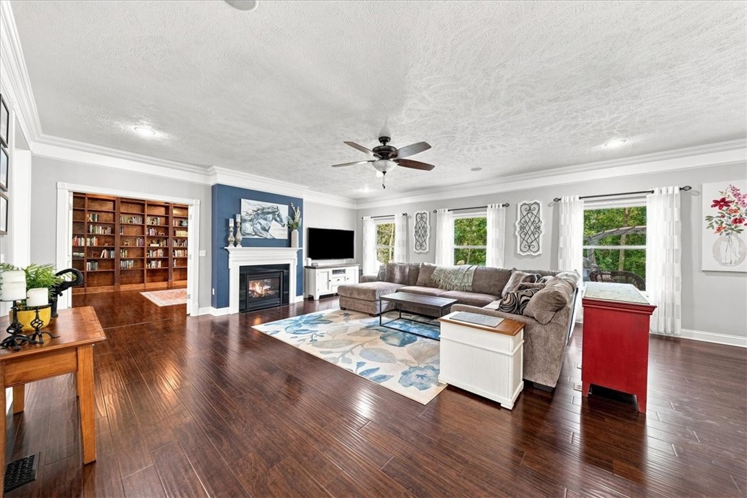 438 White Pine Ln