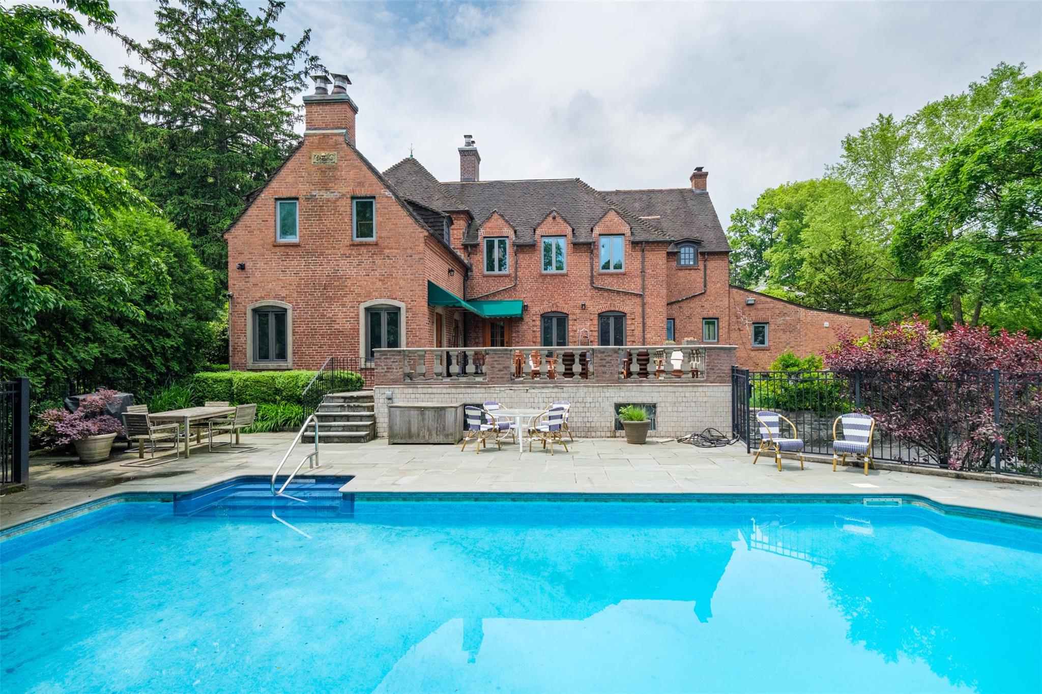 10 Ridge Place