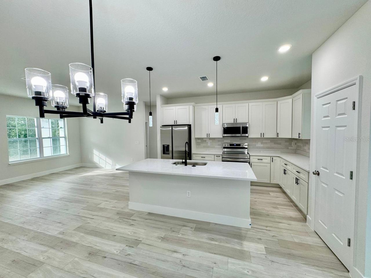 753 W HUMMINGBIRD DR